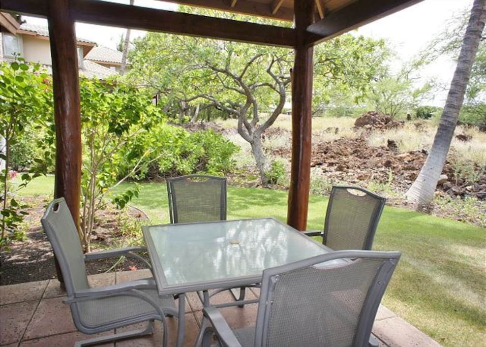 Outdoor dining on lanai.