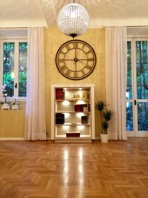 BIG LIVING with high ceilings