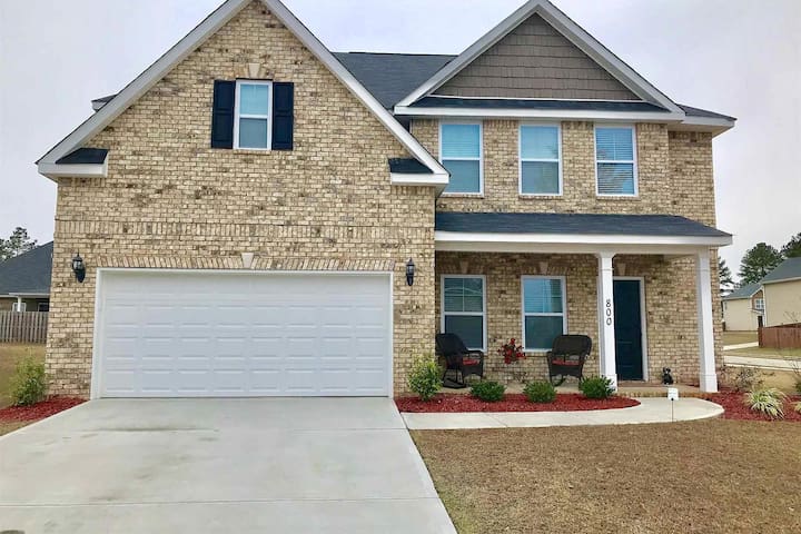 Spacious Master Bd Close to Base 4 mi /7 mi by HMC