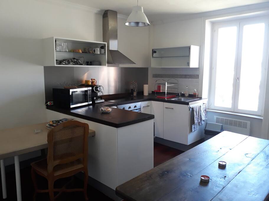cuisine équipée , plaque chauffante
four , four à micro-ondes ,cafetière,
réfrigérateur , ...