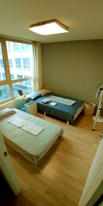 1 super single bed + 1 single bed