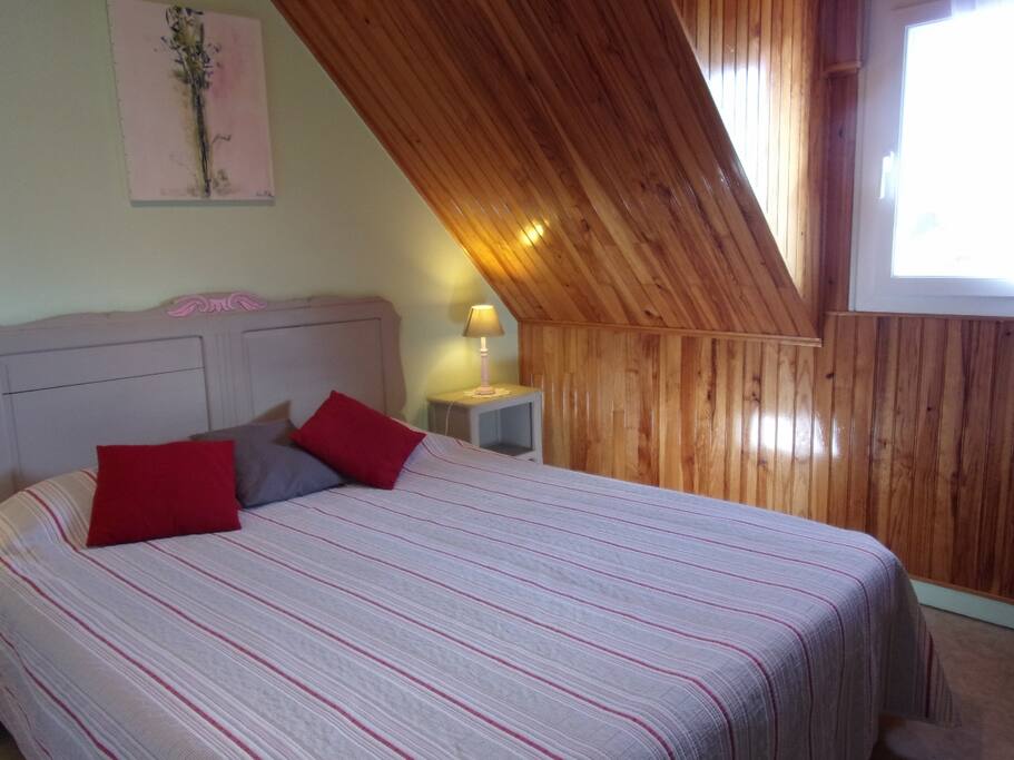 La chambre (située à l'étage) équipé d'un grand lit de 160 x 200 modulable en 2 lit de 80 x 200