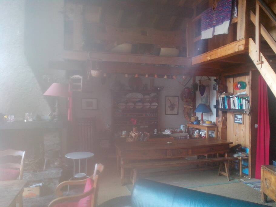 le coin repas et la mezzanine