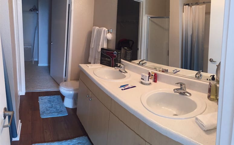 Luxury 2Bd/2Ba in Old Town