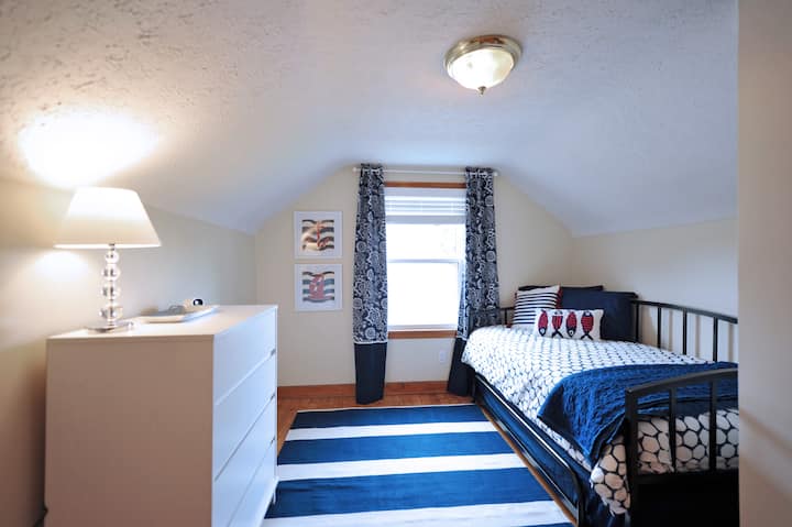 Chumba cha kulala cha 1 ghorofani kimepambwa vizuri na kina vitanda viwili vizuri vya pacha. (Kitanda cha Trundle chini ya Kitanda cha Twin)