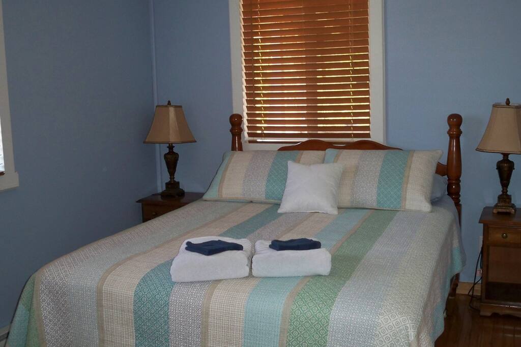 Chambre des Maîtres au rez-de-chaussé avec lit queen