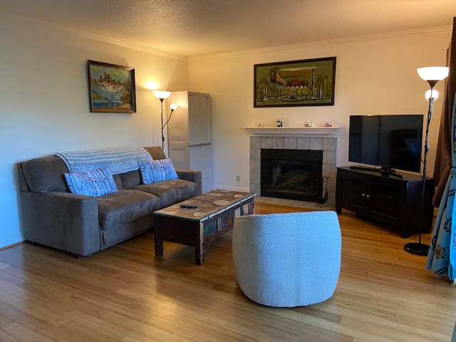 Contemporary 2 bed/2 bath Condo gallery image 2