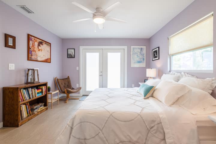 Основна спалня. Легло тип Кинг. Френските врати водят до вътрешен двор. Главната баня е прикрепена.