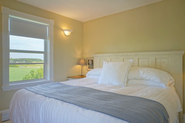 ห้องนอนใหญ่พร้อมเตียงคิงไซส์