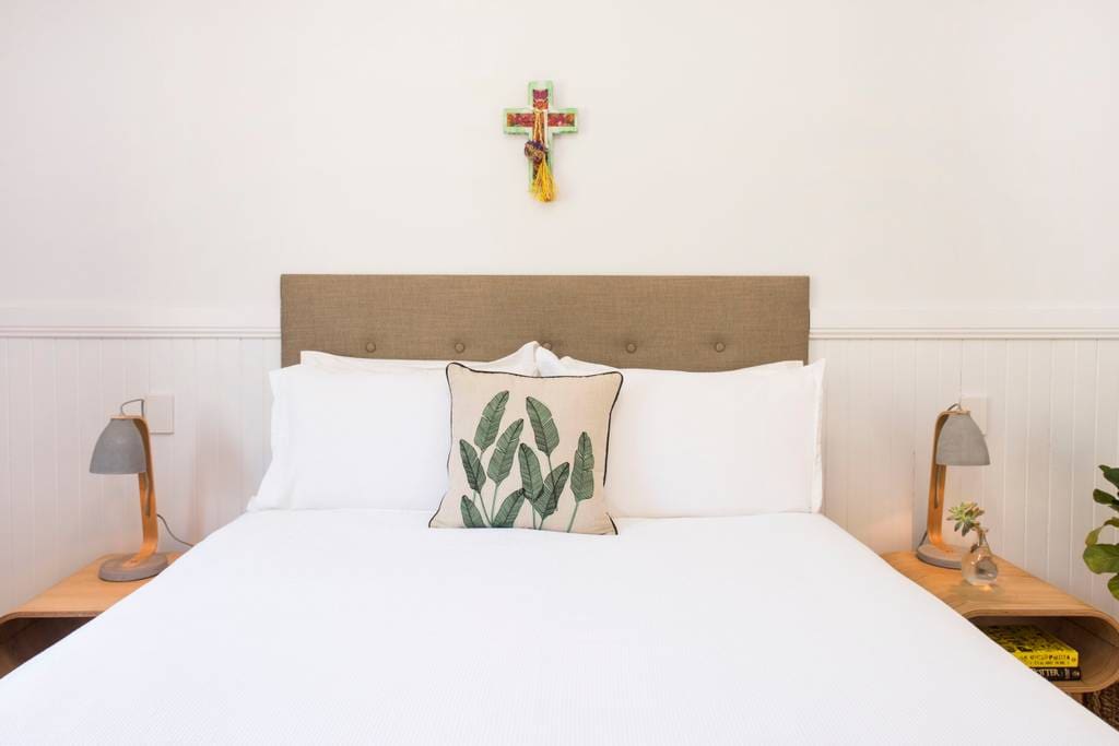 Lush queen bed & crisp white linen
