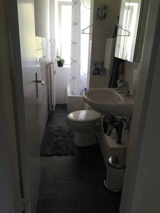 Badezimmer mit Fenster
1 Dusche