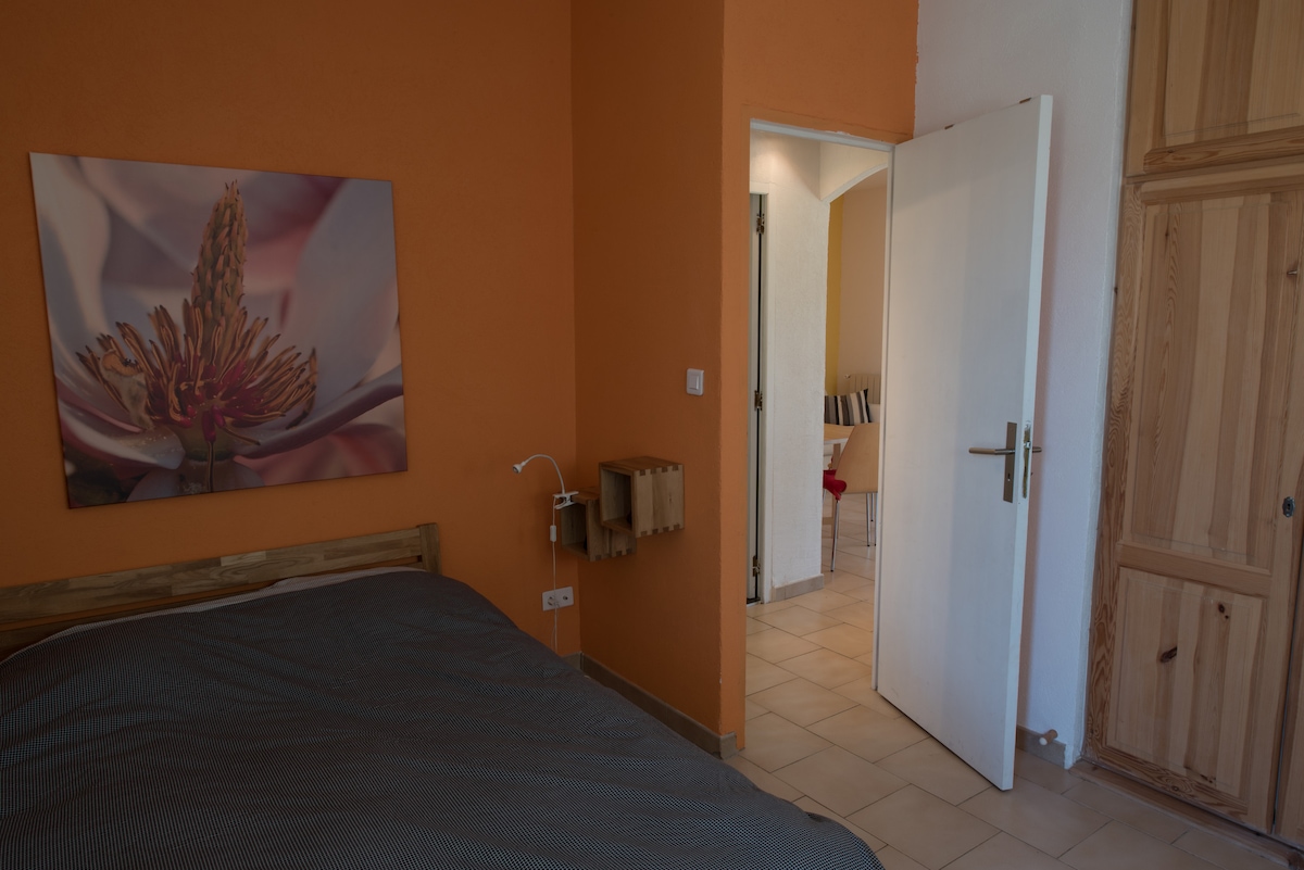 zimmer mit großem Bett