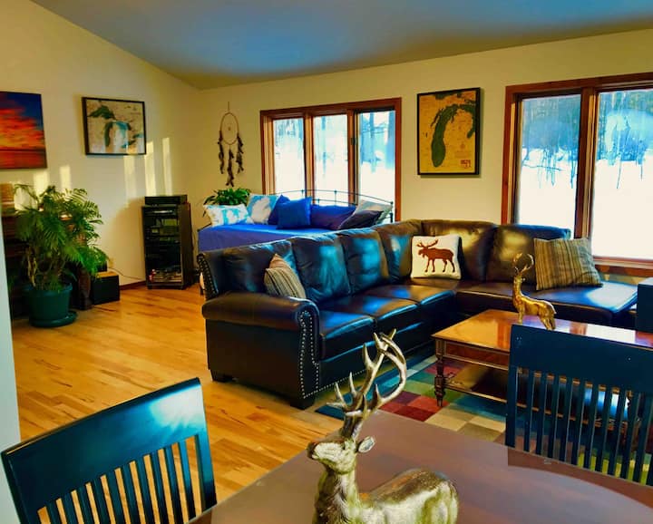 3 Travelers' Retreat Luxury Aussie Outback Room - Harbor Springs, MI