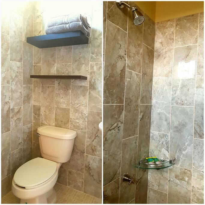 Baño completo con agua caliente.