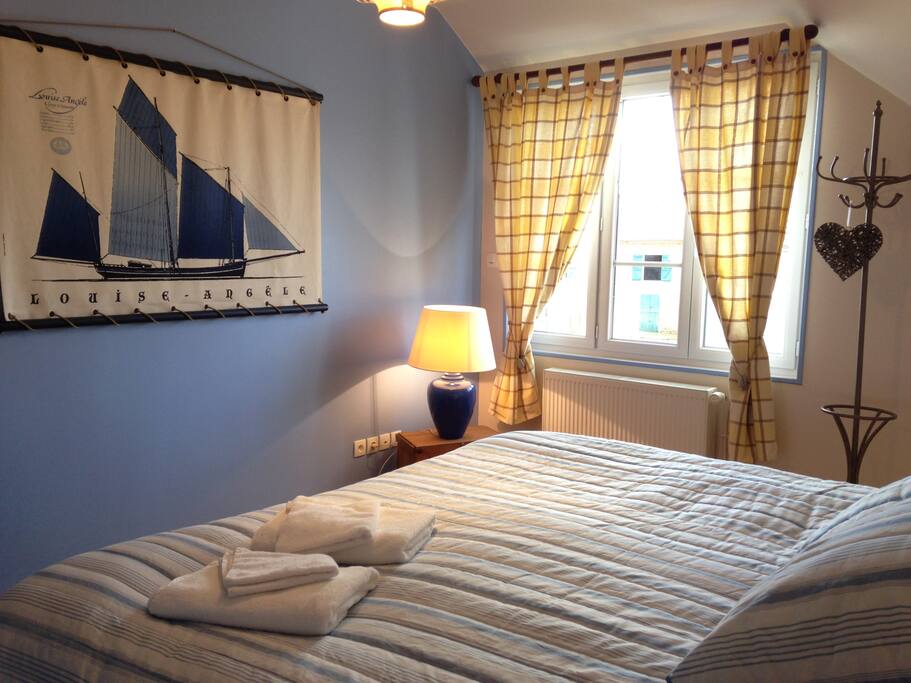 la chambre bleue : 1 lit de 180 ou 2 lits de 90 au choix