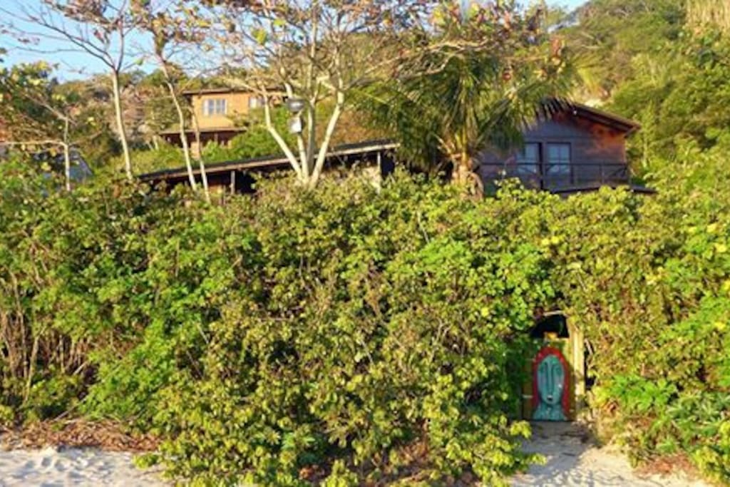 Portão de acesso na praia - casa mais alta do condomínio à esquerda