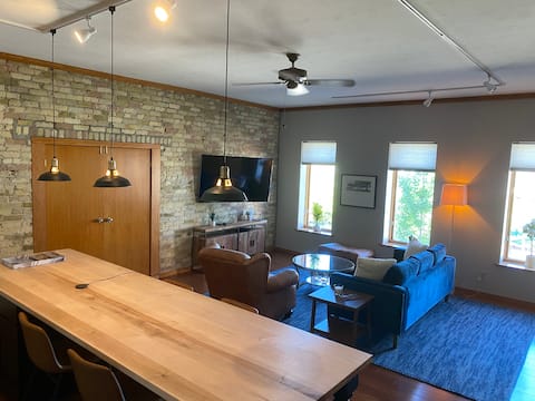 Gorgeous Main Street Apt with Lake Views  (APT2)