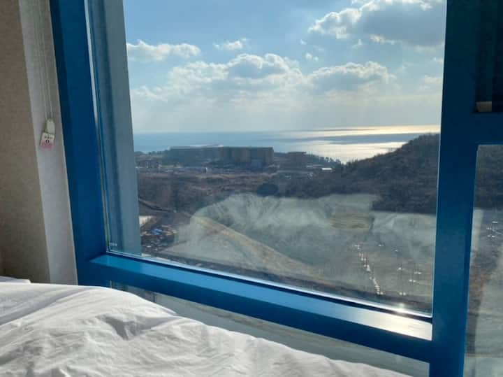 * Imerald Jeju在床上的窗外