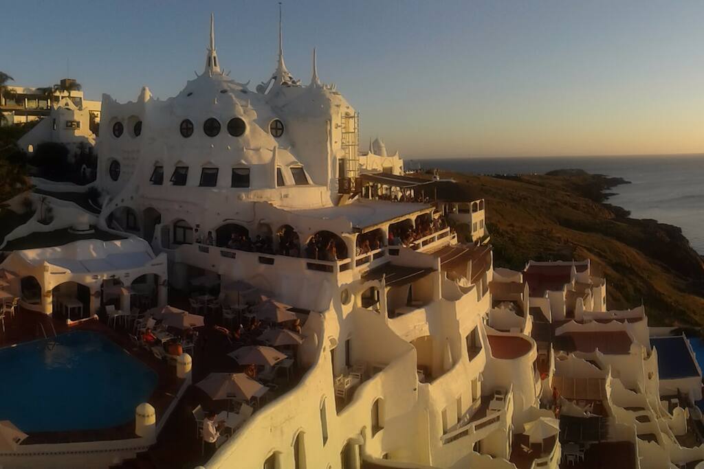 Ubicado en la pintoresca península Punta Ballena, Uruguay