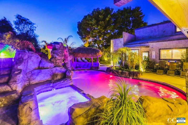 CC1 Upgraded 9BD/8BA Villa 3.6mi from Vegas Strip