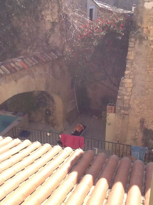 Vue dans la cour,
Blick in den Innenhof,
View into the courtyard,