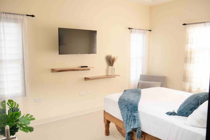 ห้องนอน 1 // เตียงควีนไซส์ // เตียงเดี่ยว 1 หลัง // ห้องน้ำเต็มรูปแบบ // สมาร์ททีวีขนาด 42 นิ้ว
พร้อมเตียงเสริม (เตียงเก้าอี้เปิดประทุน) 