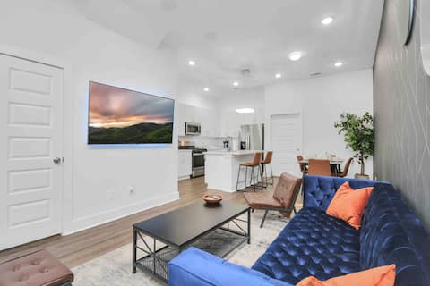 Top Airbnb: 4 BR* 13 minutes to Downtown*Photo Wall*Gated in South Park