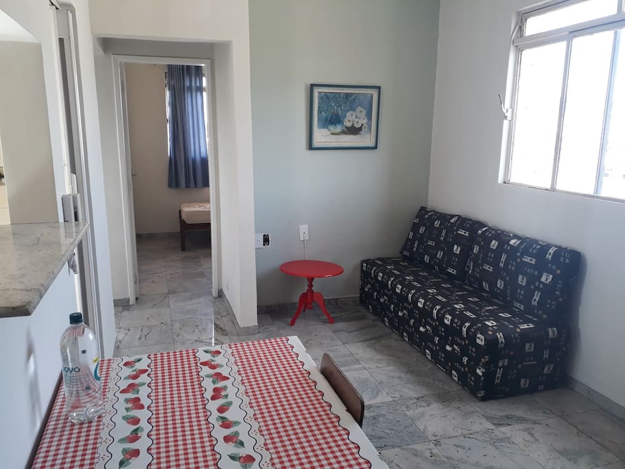 sala na entrada e primeiro quarto no fundo