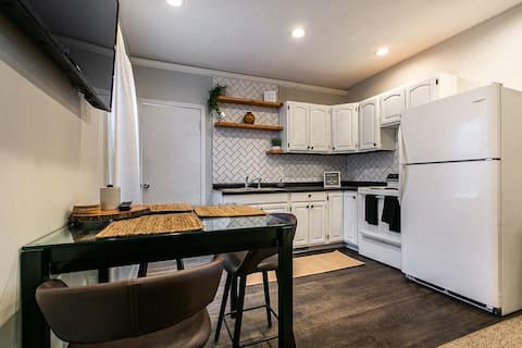 Charming Getaway w/ Cozy decor & modern amenities