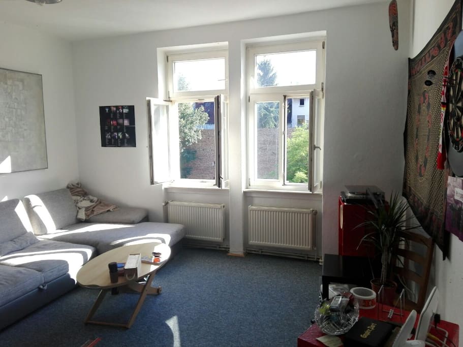 Wohnzimmer mit Schlafsofa (auf Bild eingeklappt)