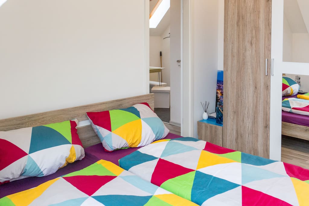Das Schlafzimmer mit abschließbarer Türe und Kingsize Bett, sowie Wandschrank, Nachttisch und Fernseher.