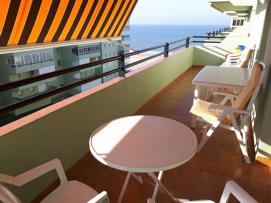 Amplia terraza,completamente equipada.Toldo, hamacas, mesa para comer 6 personas,tendedero para la ropa mojada etc.