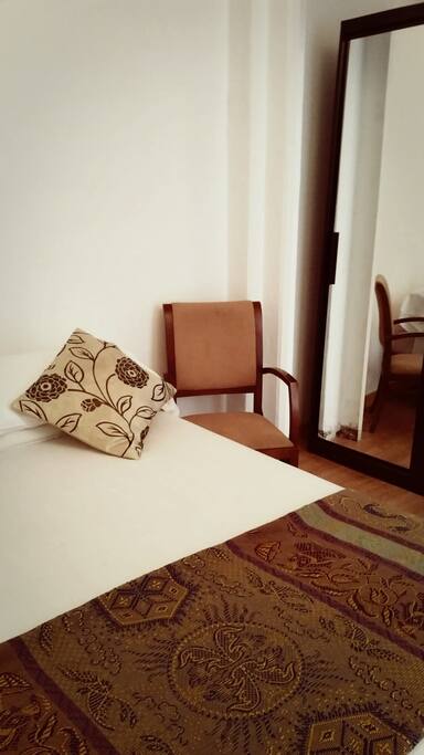 Habitacion Especial para parejas, tiene velador con lámpara ,silla y armario con espejo