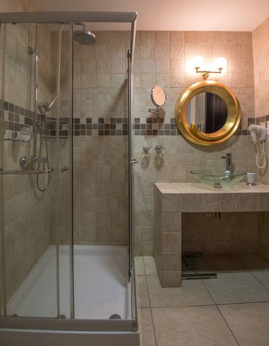 Rock Star House en suite
