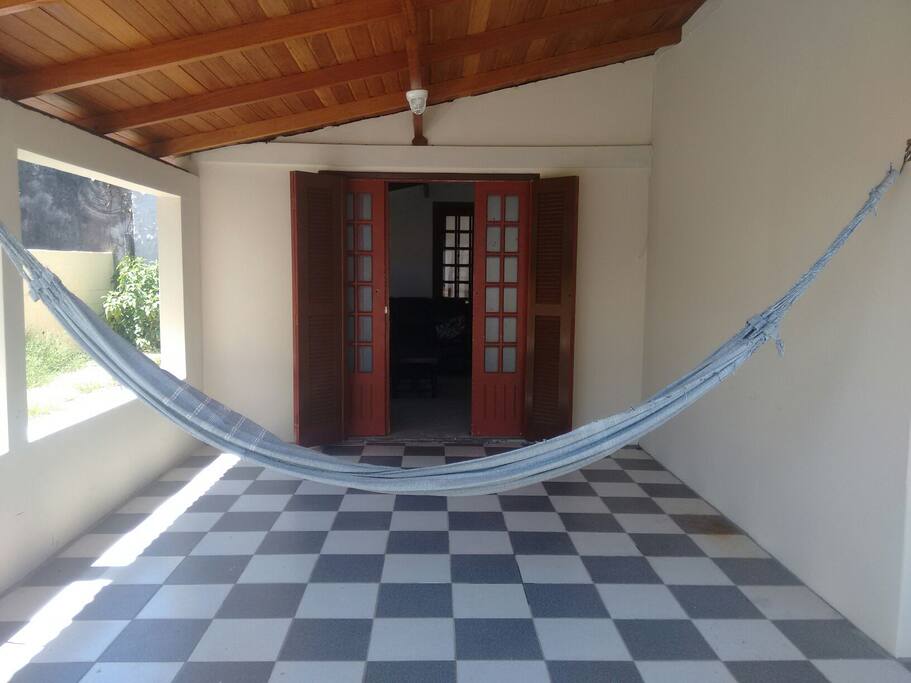 Entrada da casa. Espaço para automóvel ou área de convivência.