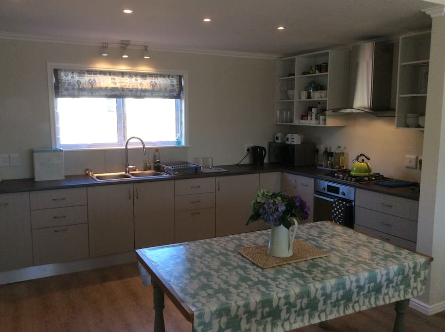 Fully equipped kitchen with microwave, dishwasher & washing machine