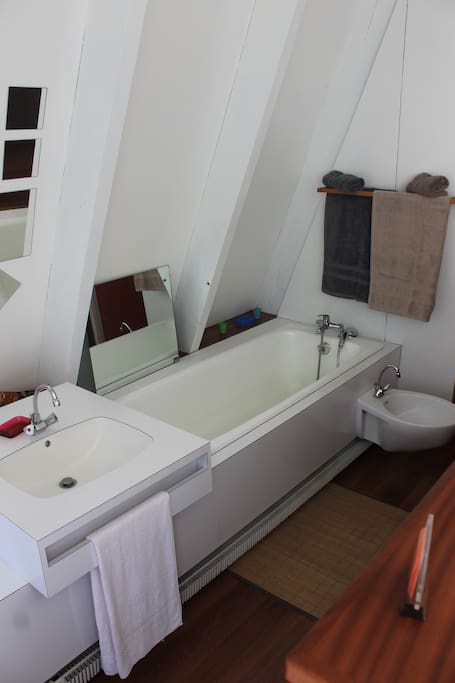 Salle de bain dans la chambre avec toilette