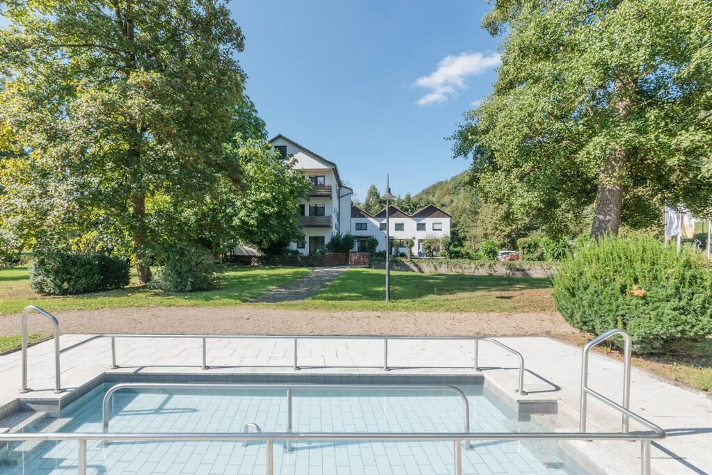 Außen Ansicht mit Kneippbecken Georgikurpark