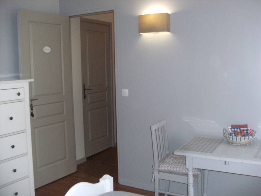 l entrée de la chambre