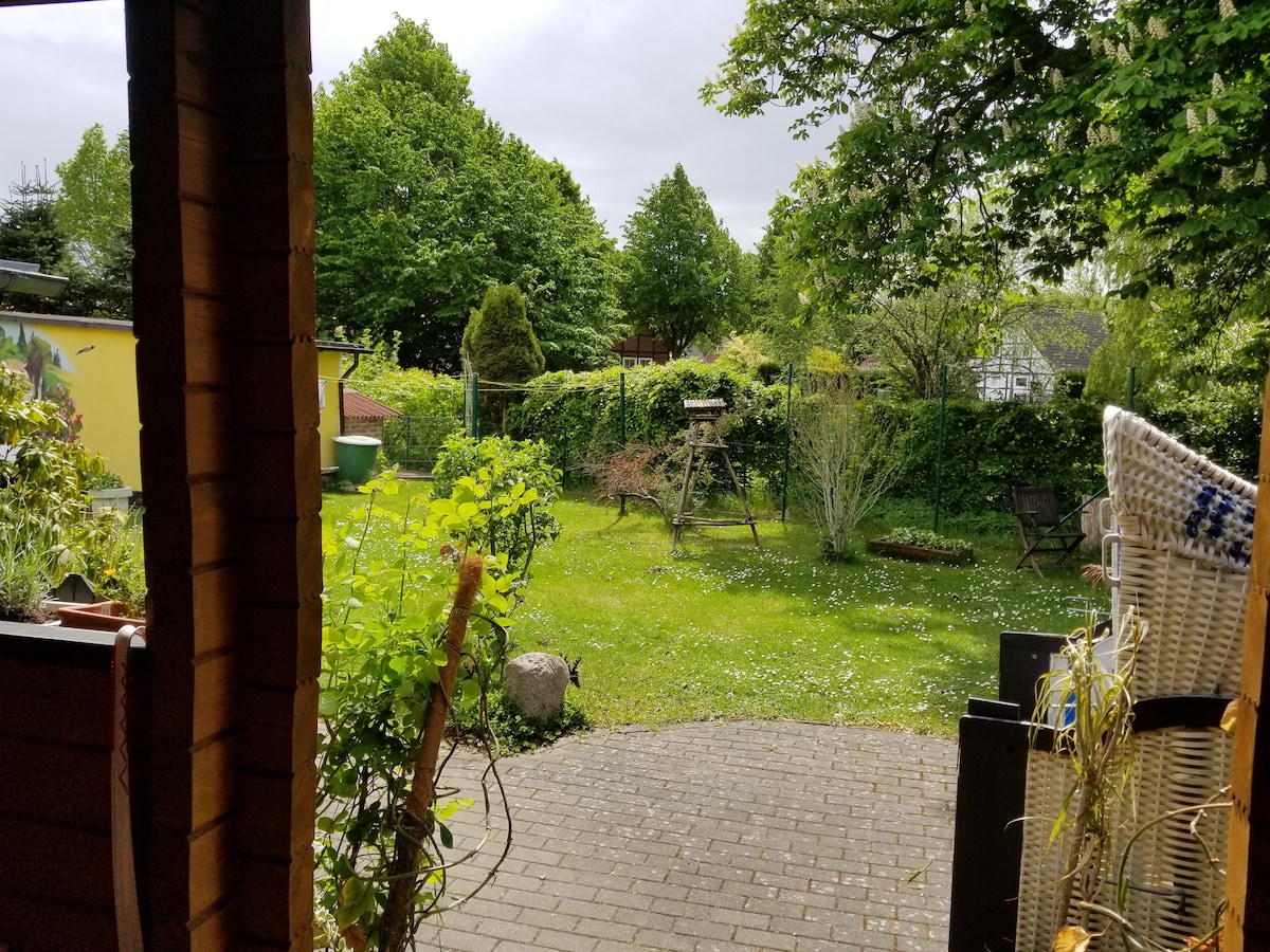 Successful Airbnb property: Baltic Sea hunter's hut on the edge of the forest with sauna in Gelbensande