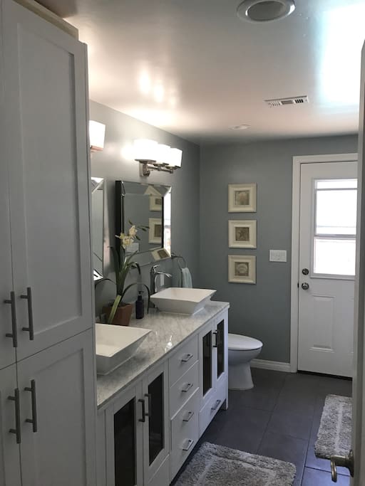 The Bathroom has a 72” vanity with 2 vessel bowl sinks a large newly tiled Shower. There is access to backyard pool from this bathroom. We provide bath towel, shampoo, conditioner and body wash. The bathroom is a shared when the other room is occupied.