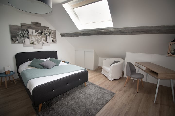 habitación y zona de escritorio