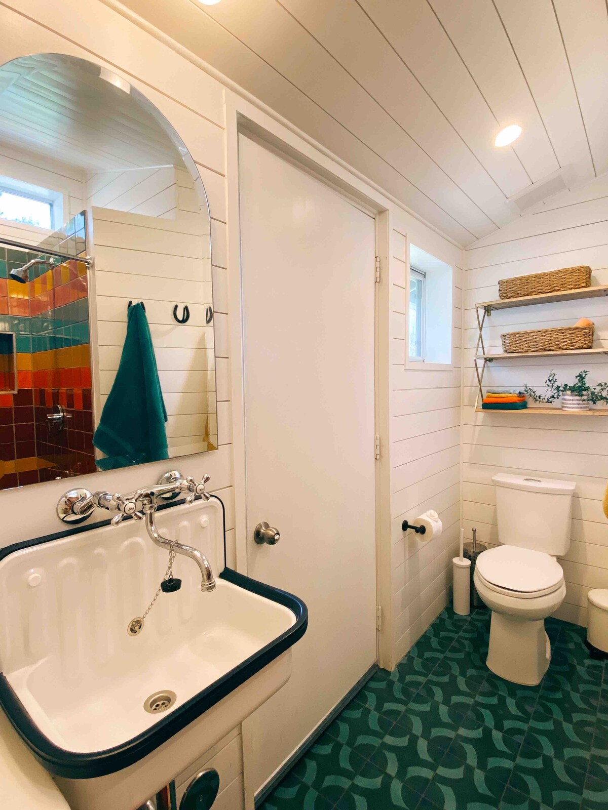 King Bed + 3 acres + private pool “BB”