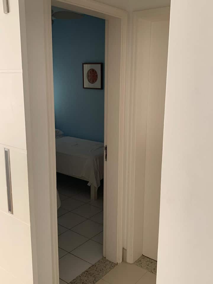 Chambre au rez-de-chaussée, avec salle de bain annexe et porte coulissante, entretient l'espace privé.