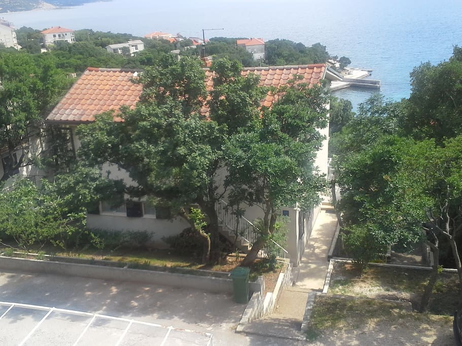 The house is 150 meters from the beach