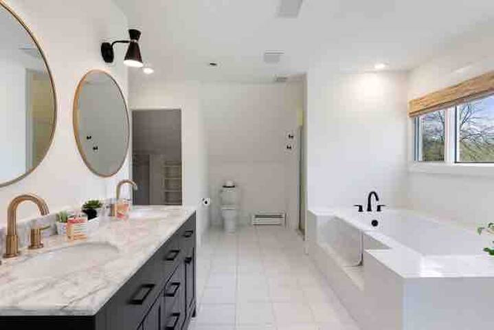 Gorgeous! Modern 3 Bed Home by Lake Mtka & Wayzata gallery image 5