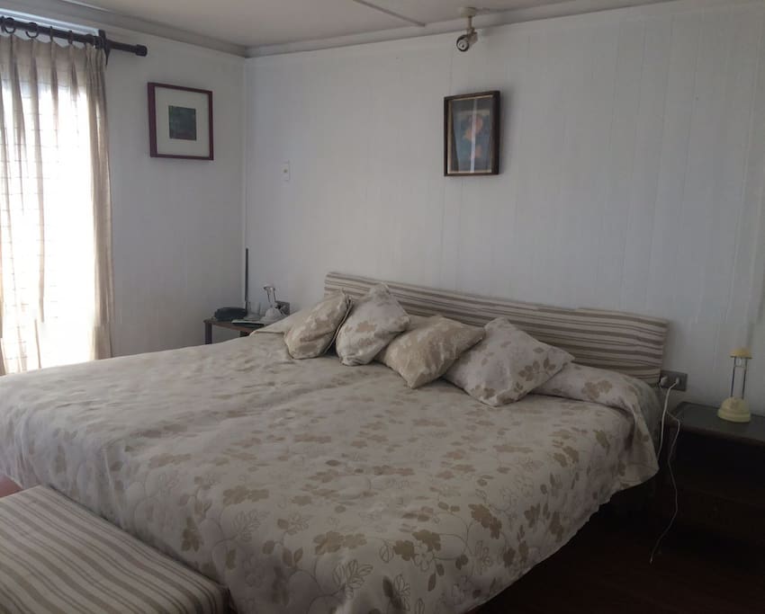 Dormitorio 1. Con baño y TV.
(La cama matrimonial son dos camas de 1 plaza y media unidas).