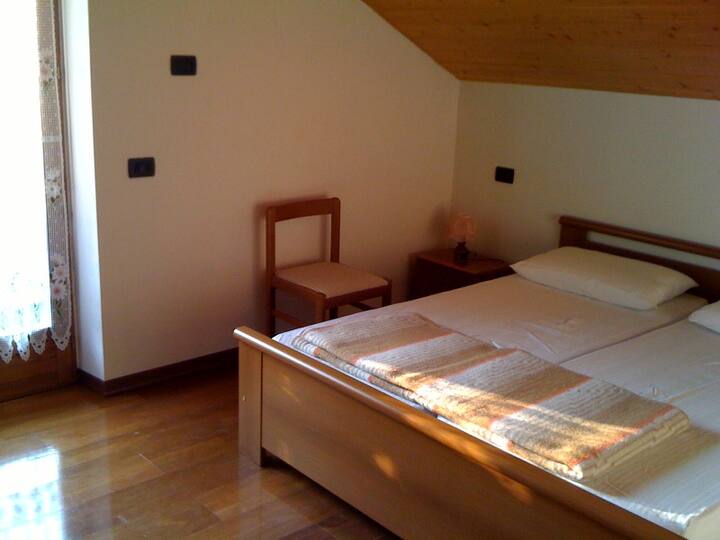 Ორადგილიანი საძინებელი ფანჯრის კარით დასავლეთის ტერასაზე