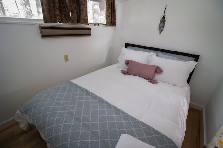 ห้องนอนชั้นบนผ้าปูที่นอนและหมอนสำหรับการเข้าพักของคุณ  ผ้าม่านได้รับการปรับปรุงด้วยม่านบังแสง