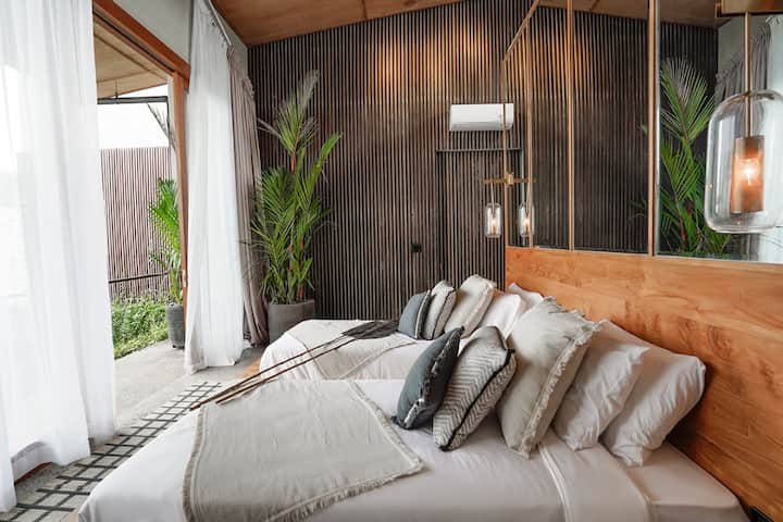 Dhoma e gjumit 3 ndodhet në katin e parë. 

Pamje nga pishina. Krevat dopio me madhësi dopio. Hyr në dollap. 